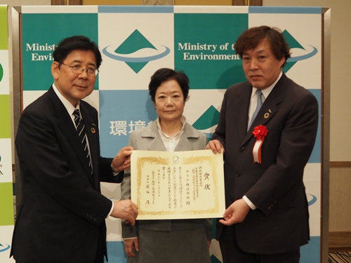 From left to right, Special Advisor Mr. Ando, Mrs. Takahashi, responsible for the production and editing of sustainability reports from Human Resources Headquarters, and Mr. Saraya.